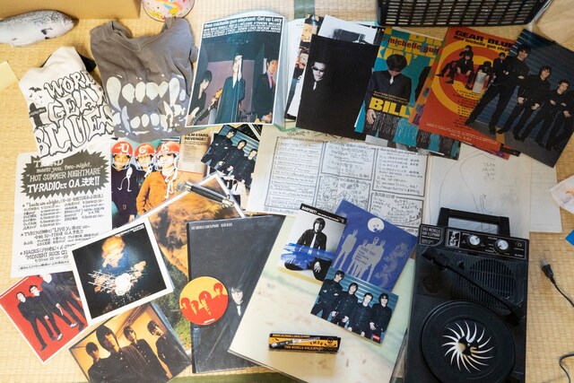 チラシやステッカー、レコードプレーヤーなど、保有するグッズのごく一部を披露。