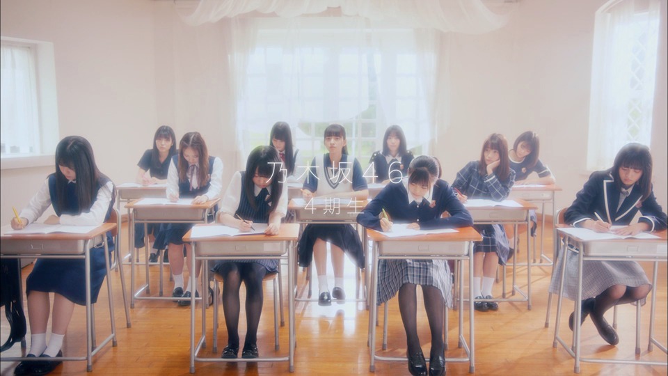 乃木坂46「図書室の君へ」ミュージックビデオのワンシーン。