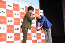 キャイ～ンのポーズを決める飯尾和樹とウド鈴木。