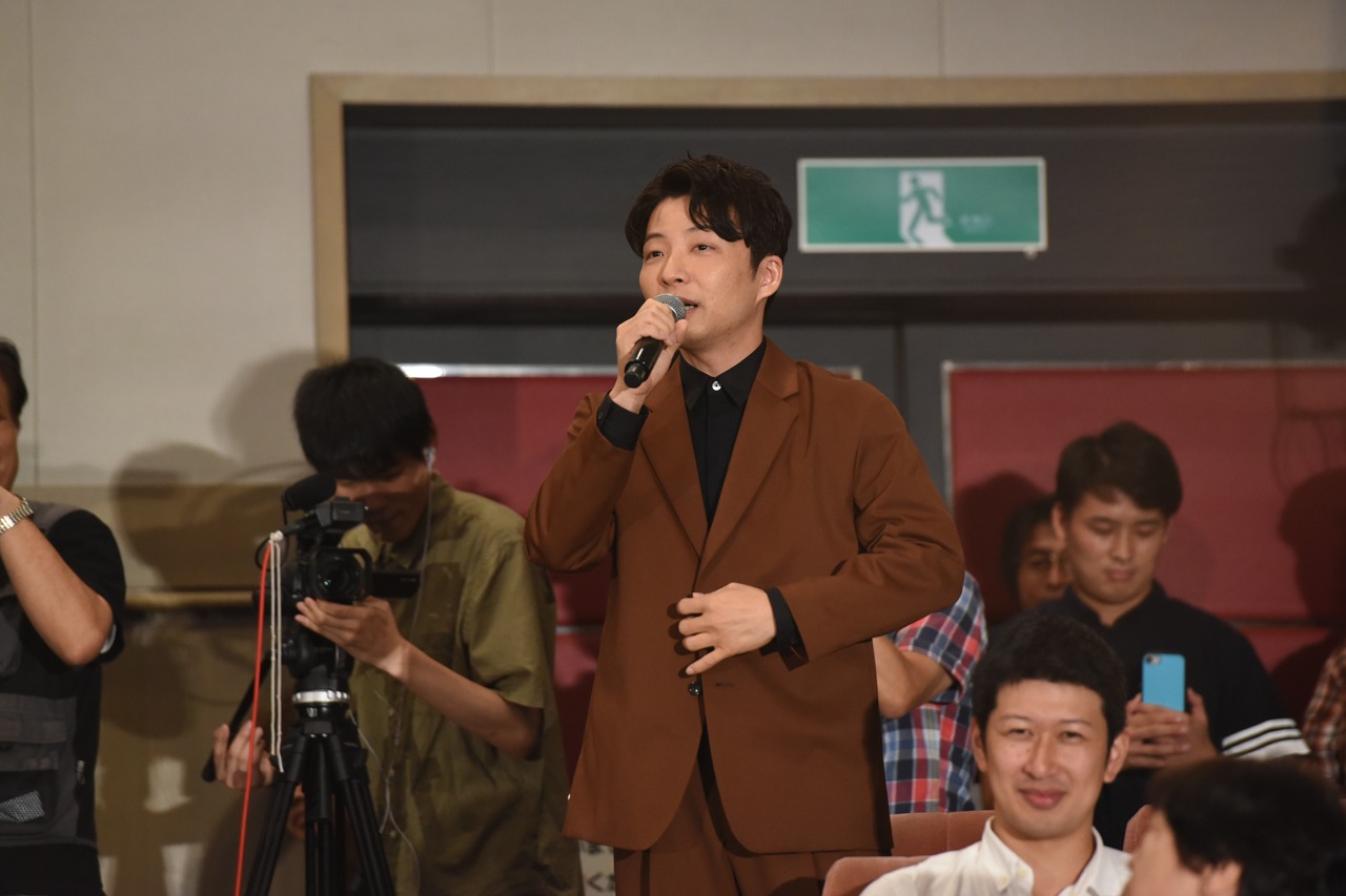 悩みを相談する星野源。