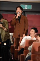 飯尾和樹とウド鈴木のステージでのやり取りに笑う星野源。