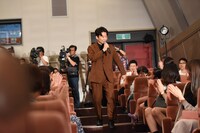 客席の間を通ってステージへと向かう星野源。