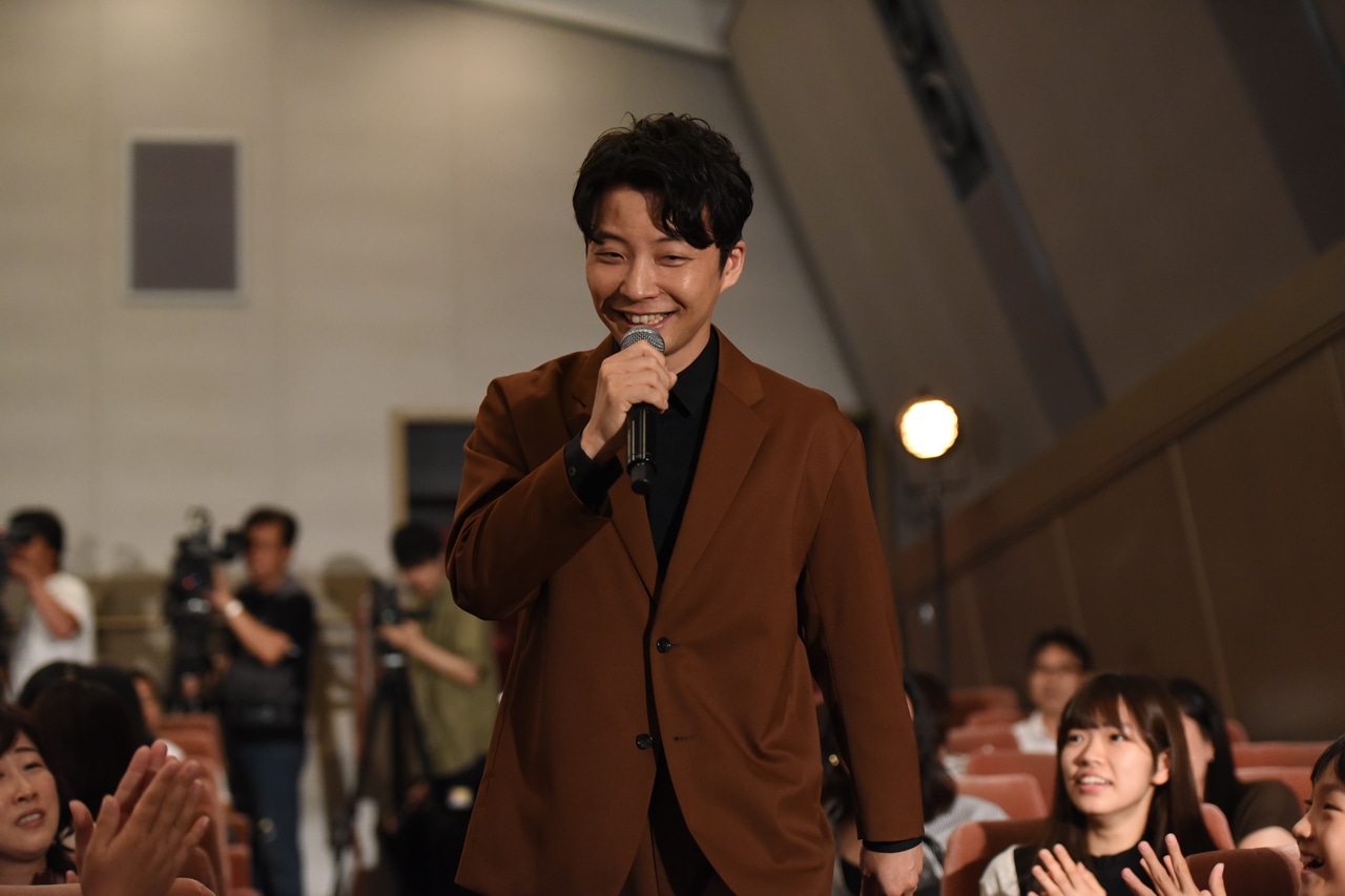 客席の間を通ってステージへと向かう星野源。