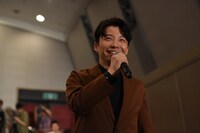 客席の間を通ってステージへと向かう星野源。