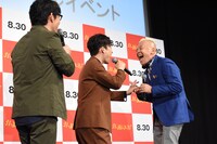 ウド鈴木（右）と初対面を果たした星野源（中央）。