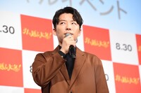 考える星野源。