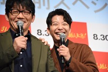 飯尾和樹（左）に寄り添う星野源（右）。