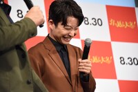 ウド鈴木の発言に爆笑する星野源。