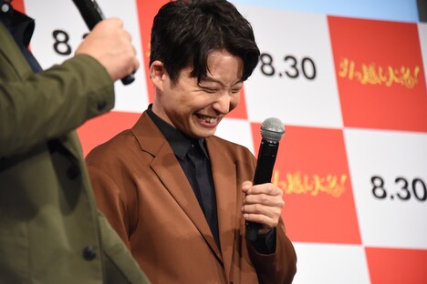 ウド鈴木の発言に爆笑する星野源。