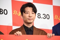 看板を持つ星野源。