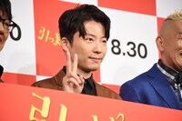 ピースをする星野源。