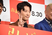 ピースをする星野源。