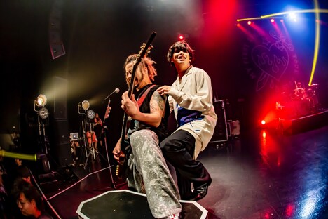 左からNob（B）、Hiro（Vo）。（Photo by TAKASHI KONUMA）