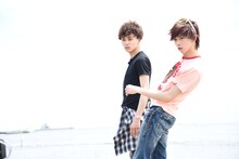 ギャル男に扮した超特急のタクヤとリョウガ。(c)フジテレビ