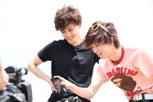 ギャル男に扮した超特急のタクヤとリョウガ。(c)フジテレビ