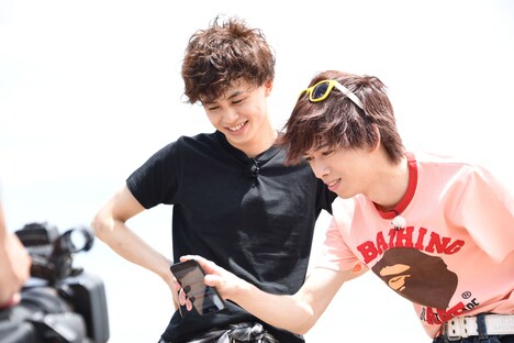 ギャル男に扮した超特急のタクヤとリョウガ。(c)フジテレビ