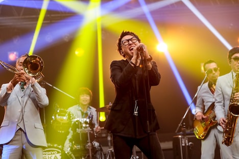 MAH(SiM)と東京スカパラダイスオーケストラのセッションの様子。