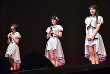 転校少女*の転入生。左から小西杏優、小倉月奏、上原わかな。