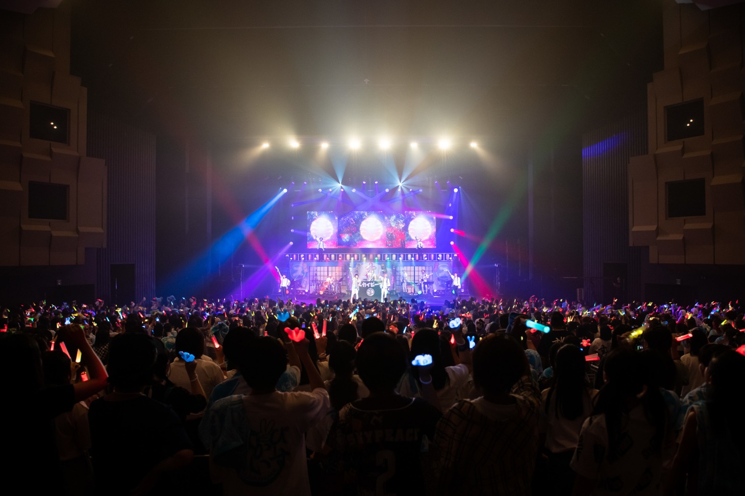スカイピース「 Enjoy Summer Fest Buddy～まつり～」神奈川・神奈川県民ホール 大ホールの様子。