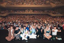 スカイピース「 Enjoy Summer Fest Buddy～まつり～」神奈川・神奈川県民ホール 大ホールの様子。