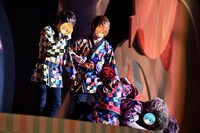 人気画像3位は「すとぷり初の全国ツアー、幕張でファイナル『俺たちはまだまだ止まらない』」より、「家ではどんな感じで寝ているか」というトークをきっかけにじゃれ合い始めるすとぷり。（写真提供：すとぷり）