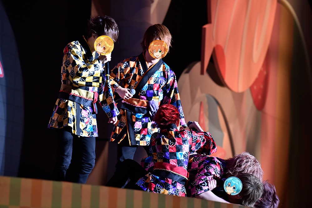 「家ではどんな感じで寝ているか」というトークをきっかけにじゃれ合い始めるすとぷり。（写真提供：すとぷり）