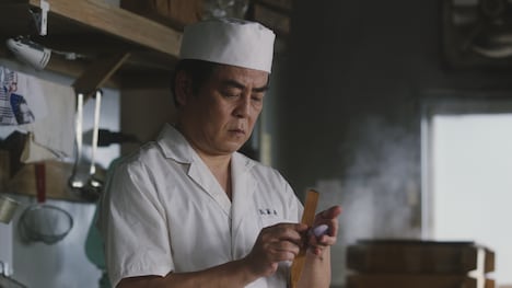 サントリー「BOSS」の新テレビCM「宇宙人ジョーンズの地球調査シリーズ『老舗』」編のワンシーン。