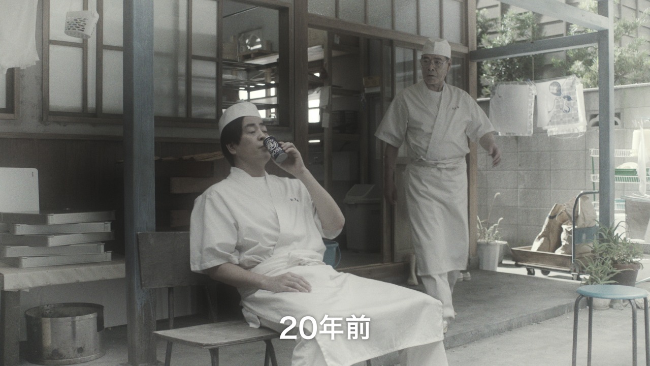 サントリー「BOSS」の新テレビCM「宇宙人ジョーンズの地球調査シリーズ『老舗』」編のワンシーン。