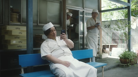 サントリー「BOSS」の新テレビCM「宇宙人ジョーンズの地球調査シリーズ『老舗』」編のワンシーン。