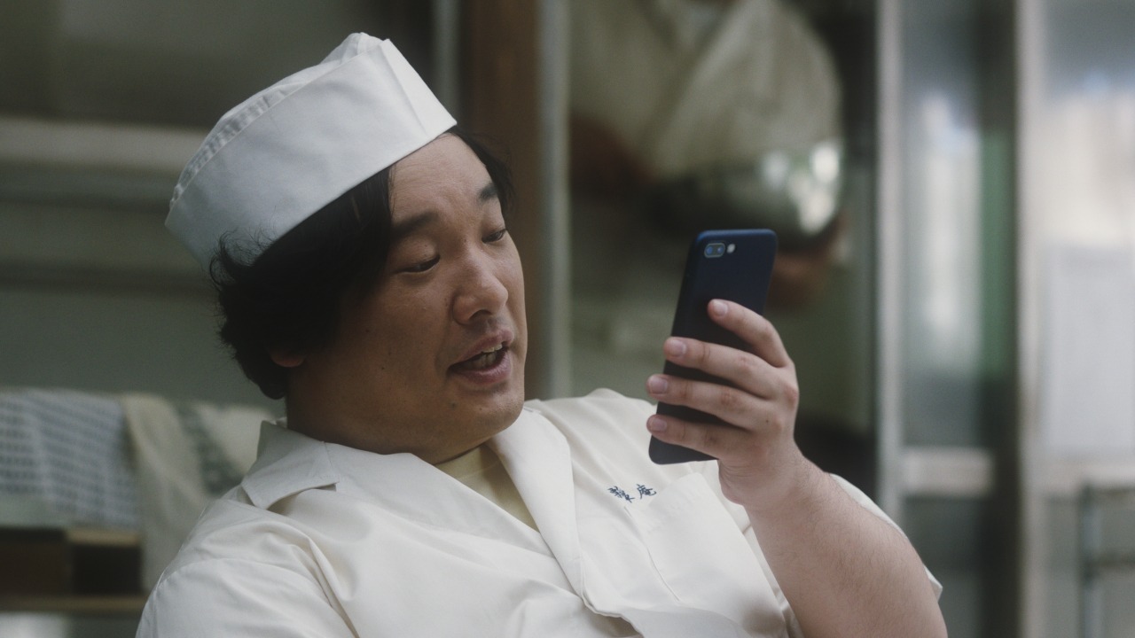 サントリー「BOSS」の新テレビCM「宇宙人ジョーンズの地球調査シリーズ『老舗』」編のワンシーン。