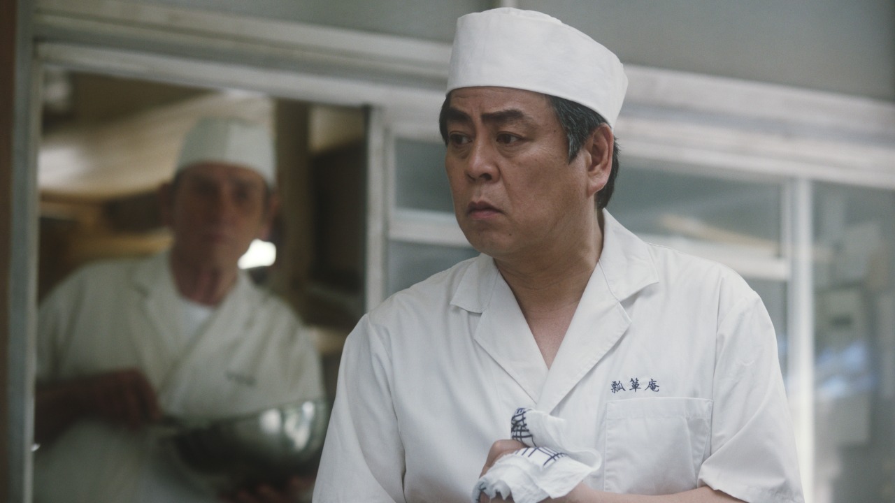 サントリー「BOSS」の新テレビCM「宇宙人ジョーンズの地球調査シリーズ『老舗』」編のワンシーン。