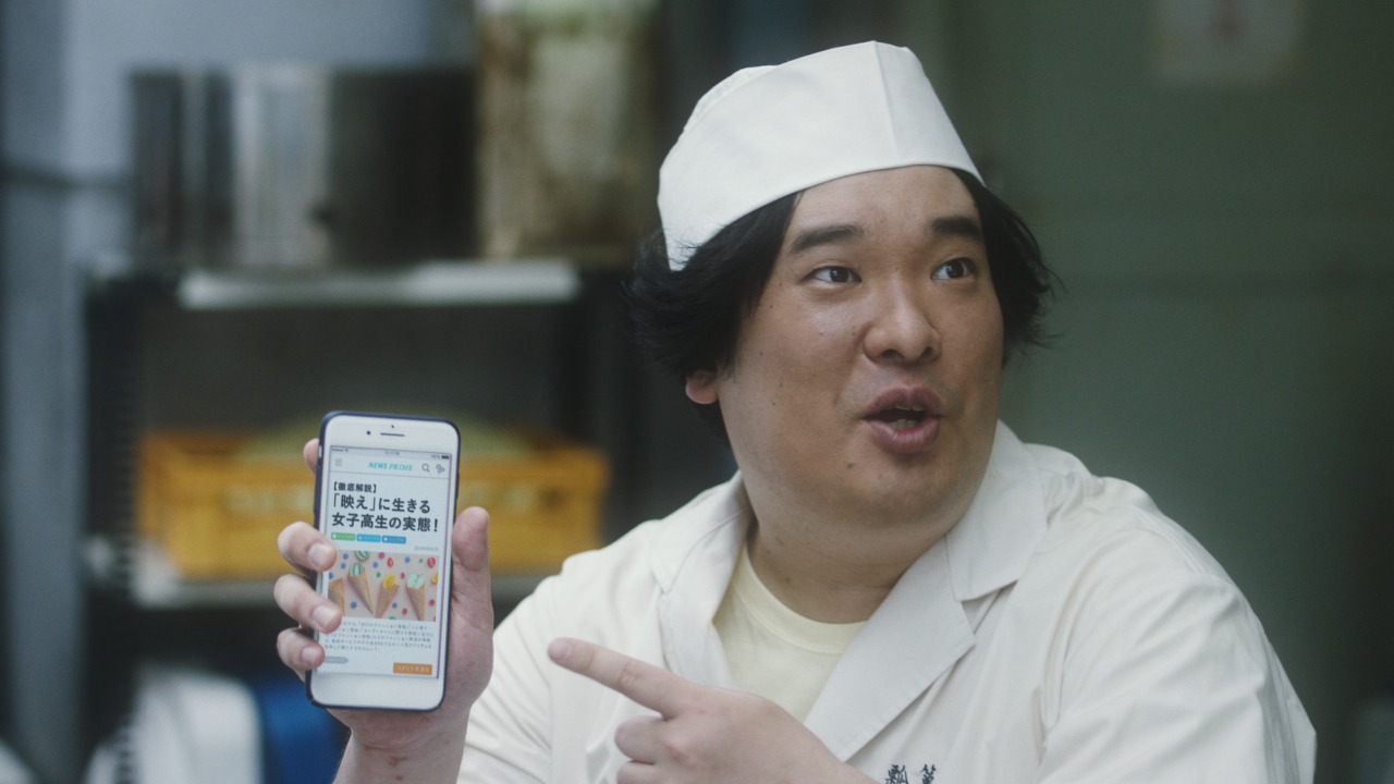 サントリー「BOSS」の新テレビCM「宇宙人ジョーンズの地球調査シリーズ『老舗』」編のワンシーン。