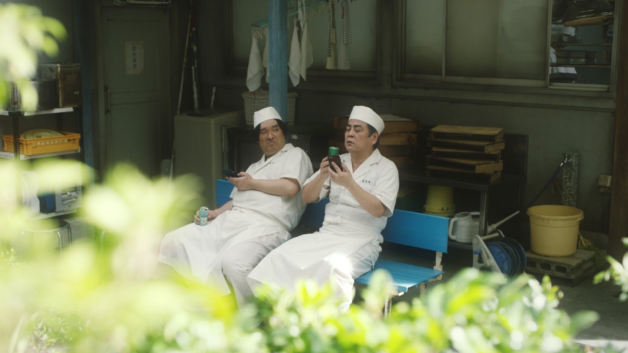 サントリー「BOSS」の新テレビCM「宇宙人ジョーンズの地球調査シリーズ『老舗』」編のワンシーン。