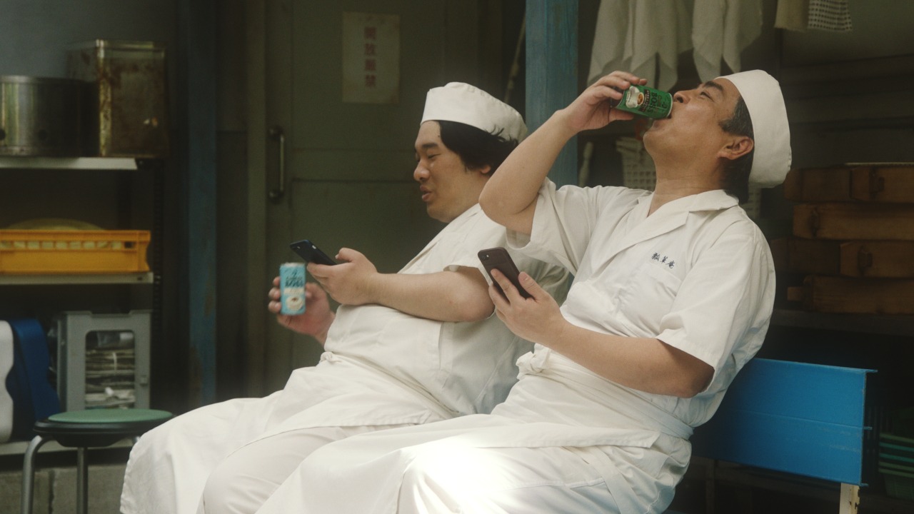 サントリー「BOSS」の新テレビCM「宇宙人ジョーンズの地球調査シリーズ『老舗』」編のワンシーン。