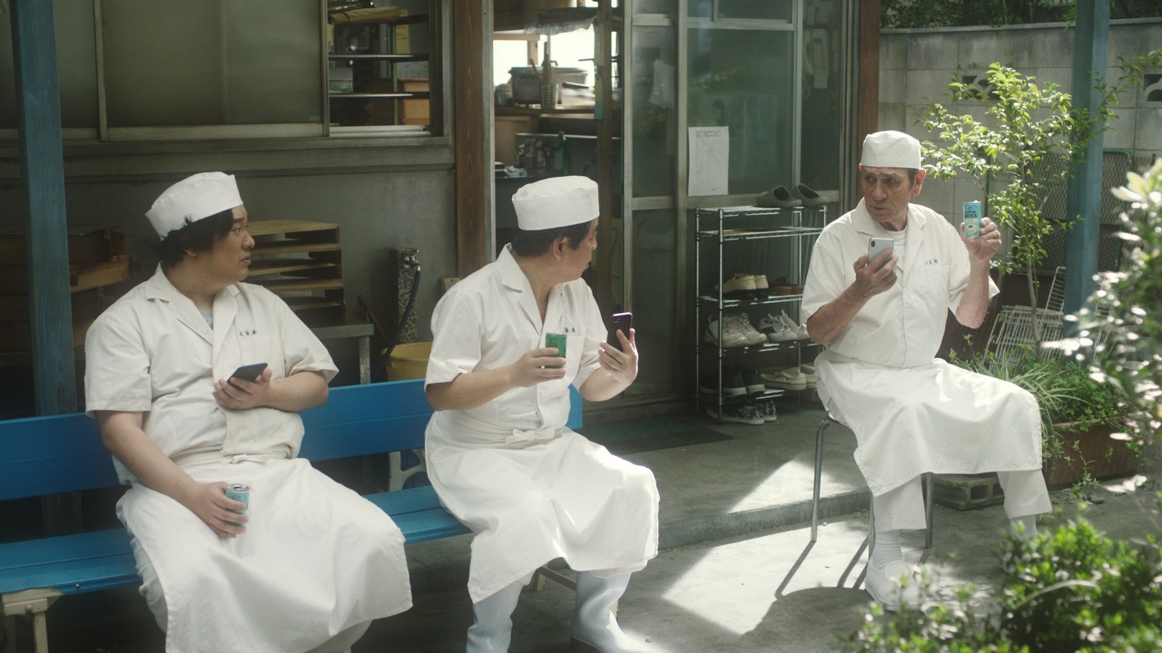 サントリー「BOSS」の新テレビCM「宇宙人ジョーンズの地球調査シリーズ『老舗』」編のワンシーン。