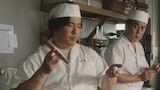 老舗和菓子店の店主を演じる立川談春(右)と跡継ぎ息子を演じる岡崎体育(左)。