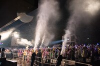 容赦なく強烈な水しぶきを上げるウォーターキャノン。