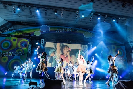 たこやきレインボーと同志社香里高校ダンス部OGによるコラボレーションの様子。