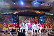 たこやきレインボーによるパフォーマンスの様子。