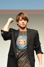 ガッツポーズする平野紫耀（King & Prince）。