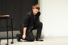 膝まずく平野紫耀（King & Prince）。