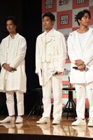 八木将康（中央）