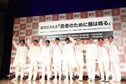ムービーカメラに手を振る劇団EXILE。