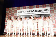 ムービーカメラに手を振る劇団EXILE。