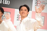ムービーカメラに手を振る小澤雄太。
