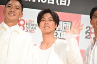 ムービーカメラに手を振る小野塚勇人（中央）。