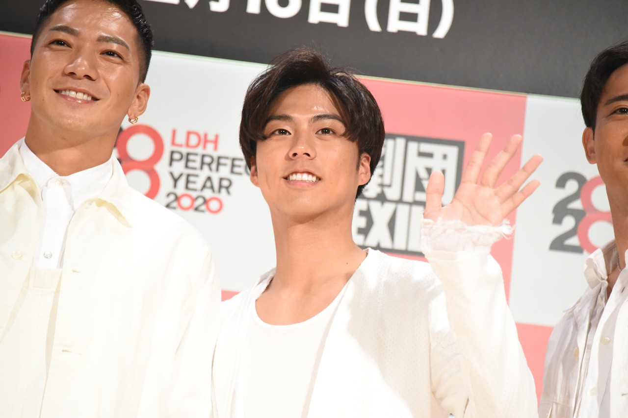 ムービーカメラに手を振る小野塚勇人（中央）。