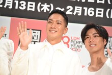 ムービーカメラに手を振るSWAY（左）。