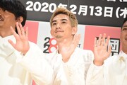 ムービーカメラに手を振る町田啓太。