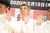 ムービーカメラに手を振る町田啓太。